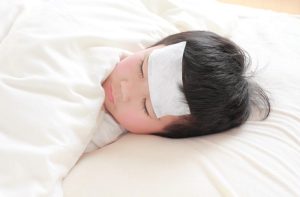 khăn lau hạ sốt cho trẻ sơ sinh